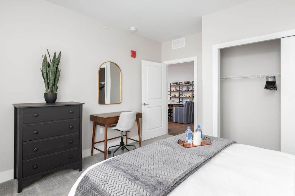 Downtown Luxury - Top Floor 2BR at Topiary Park, 写真 3