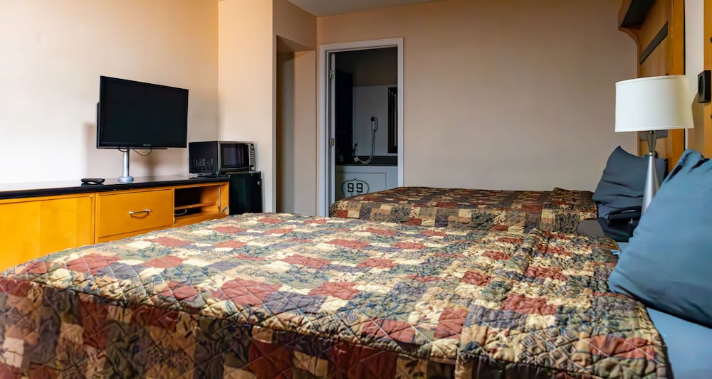 Basic Room, 2 Double Beds photo 3