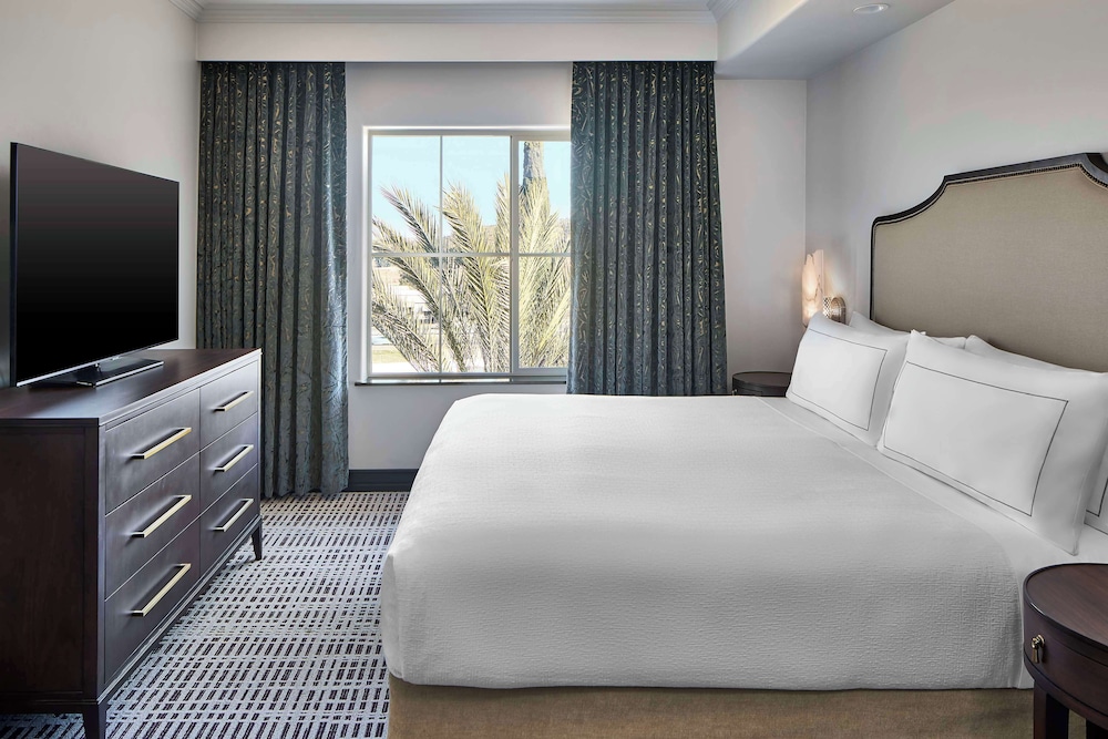 Room, 1 King Bed, Accessible (Mobility & Hearing, Roll-in Shower) - Photo 1