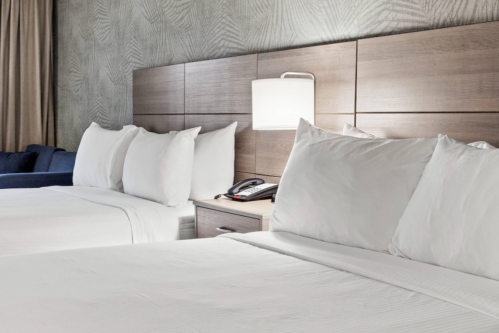 Suite, Multiple Beds, Non Smoking - Photo 2