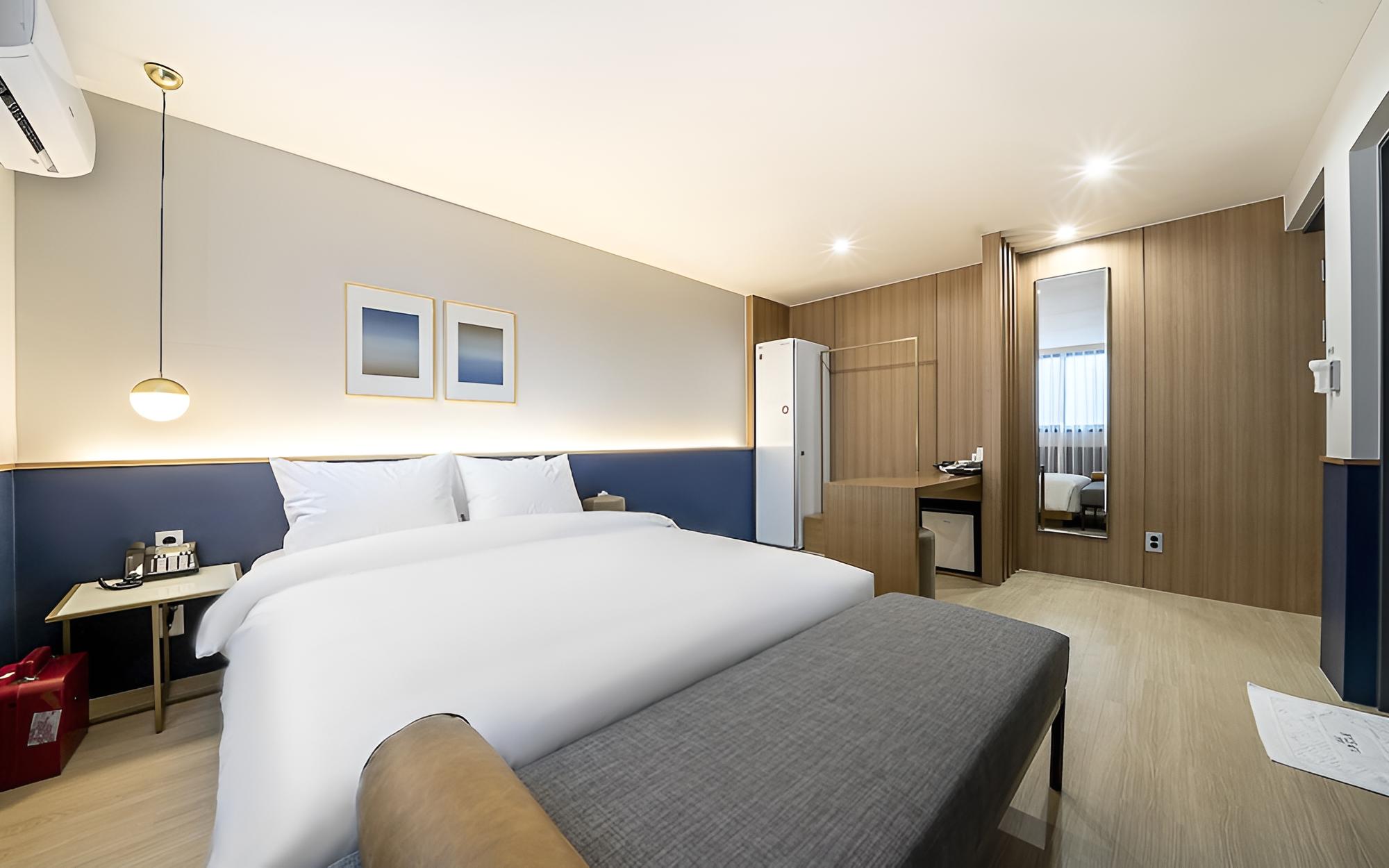 Room (VIP Double (with styler Netflix avail) - Photo 2