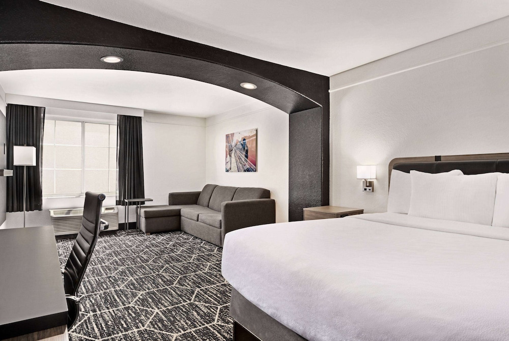 Deluxe Room, 1 King Bed, Accessible, Non Smoking (Mobility/Hearing) - Photo 3