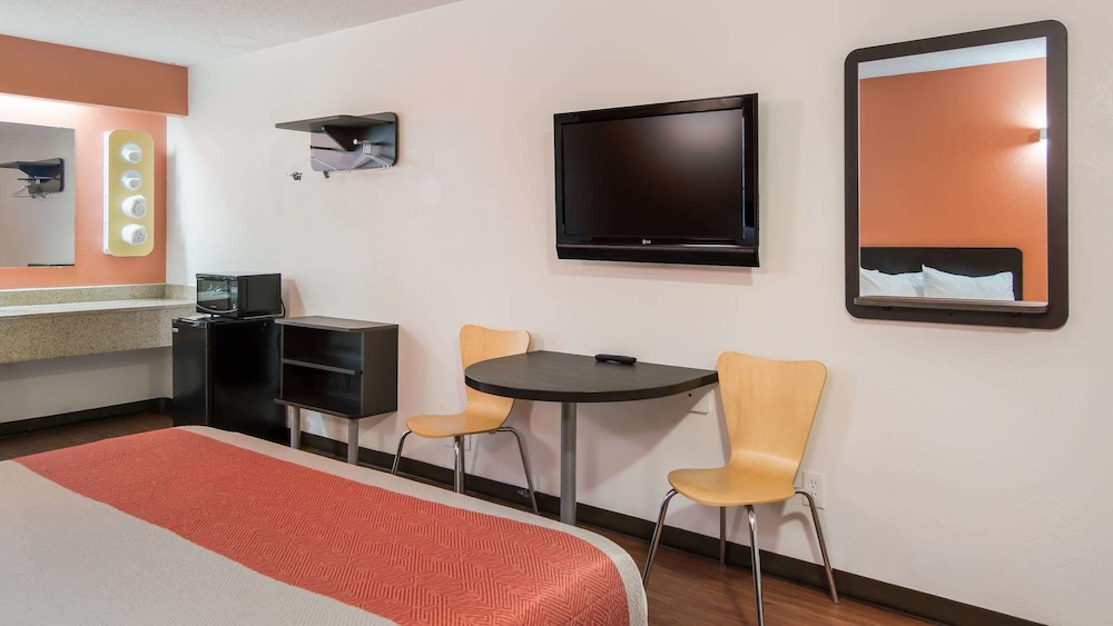 Standard Room, 1 King Bed, Smoking, Refrigerator & Microwave - Photo 2