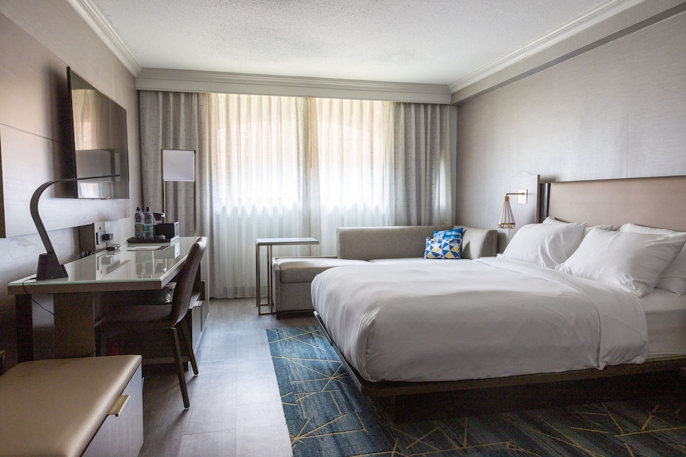 Deluxe Room, 1 King Bed (Mobility Accessible, Roll-In Shower) - Photo 4