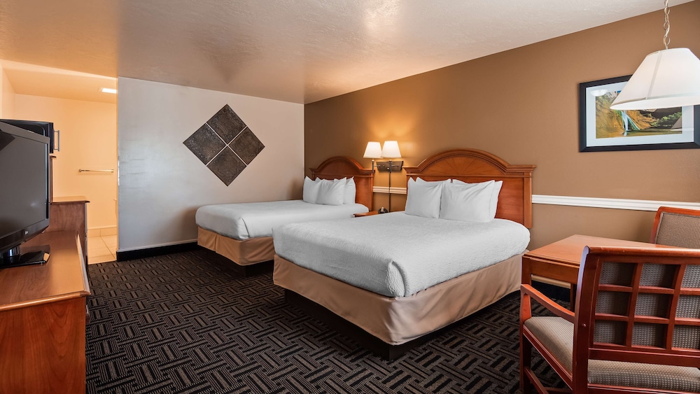 Suite, 2 Queen Beds, Non Smoking, Refrigerator & Microwave (with Sofabed) photo 2