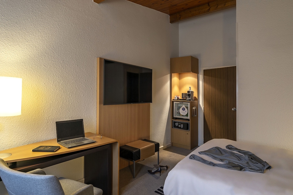 Executive Room, 1 Queen Bed with Sofa bed - Photo 2