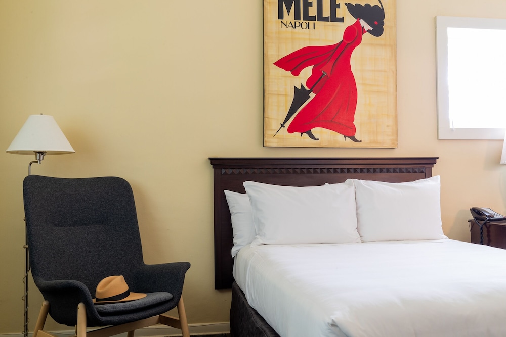 Deluxe Room, 1 Queen Bed photo 3