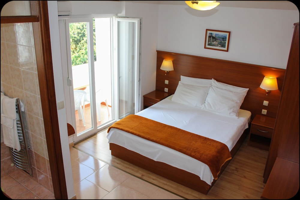 Double Room - Photo 5
