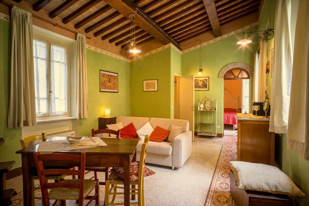 Traditional Apartment photo 1