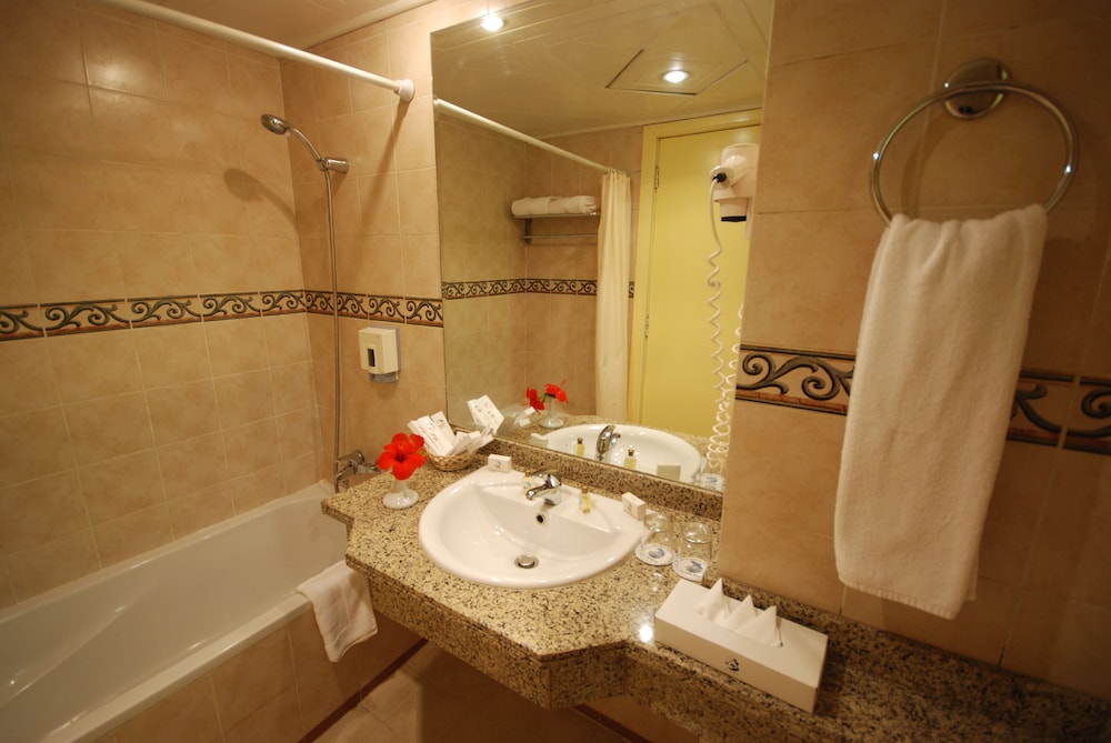 Standard double room pool view - Photo 8