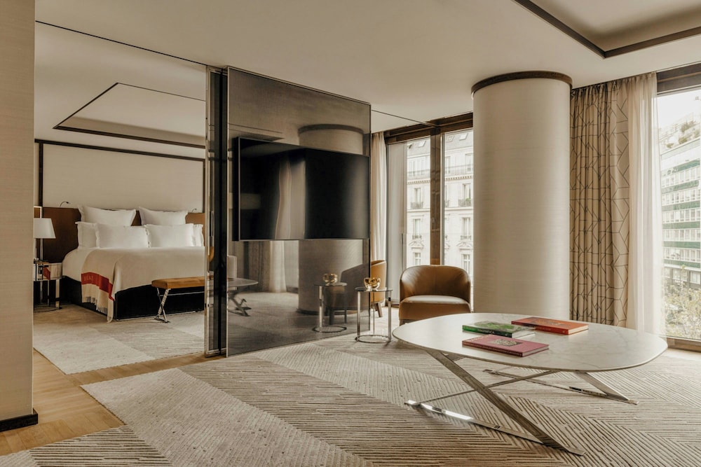 Deluxe Suite, City View thumbnail 6