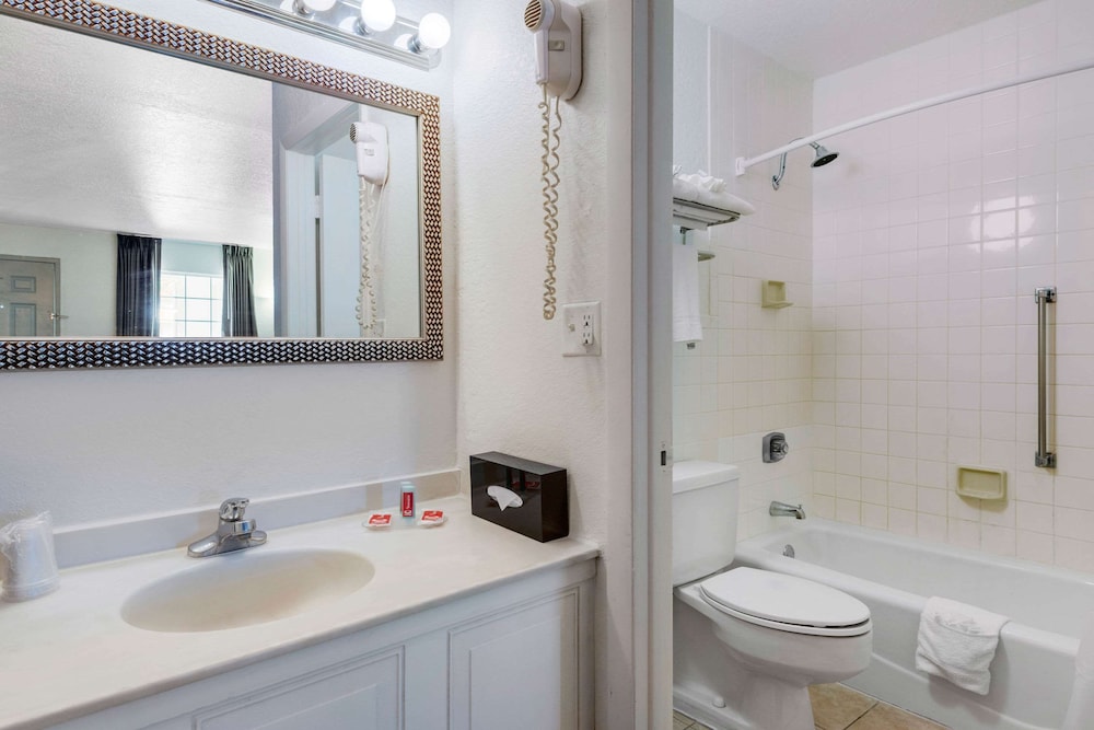 2 Double Beds, No Smoking - Photo 6