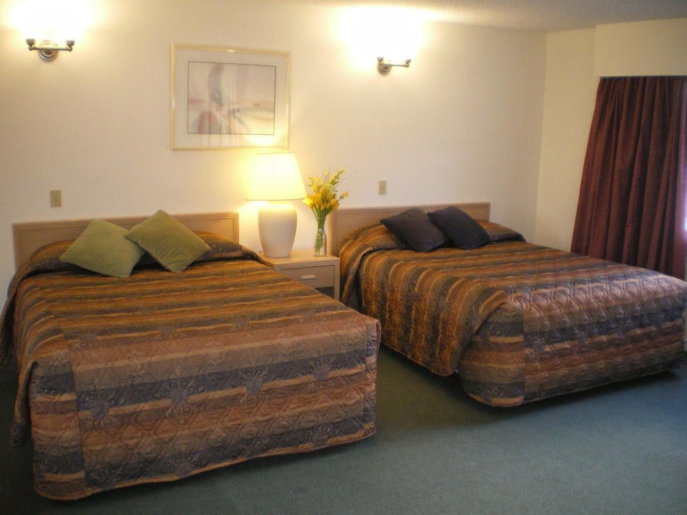 Queen Room with Two Queen Beds photo 1