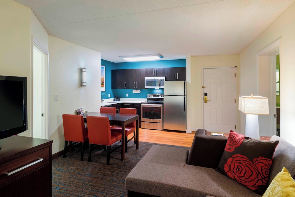 Suite, 2 Bedrooms, Fireplace (Mobility/Hearing Access, Roll-in Shwr) photo 2