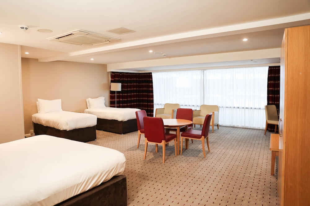 Family Room, 1 King Bed (Daytime Pitch View) photo 2