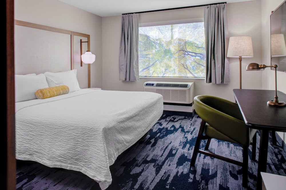 Room, 1 King Bed (Mobility/Hearing Access, Roll-in Shwr)