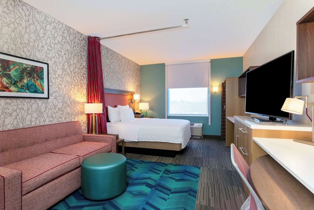 Suite, 1 Queen Bed, Accessible (Mobility & Hearing, Roll-in Shower) - Photo 2