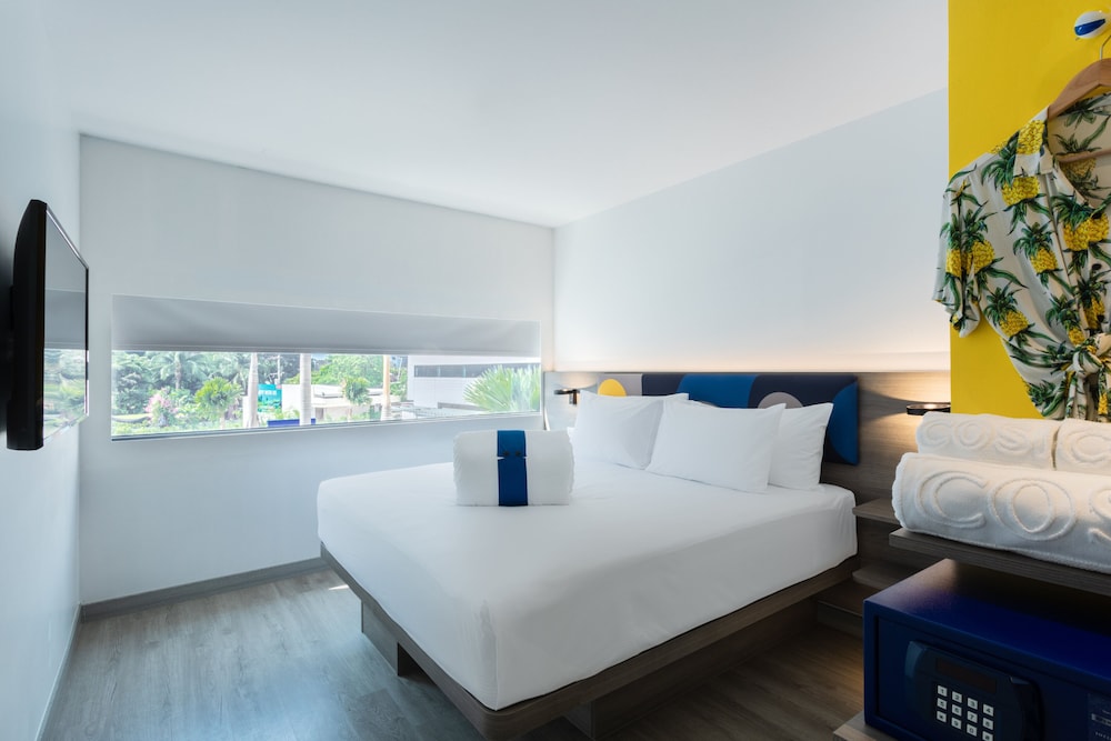 Room, 1 King Bed (COSI)
