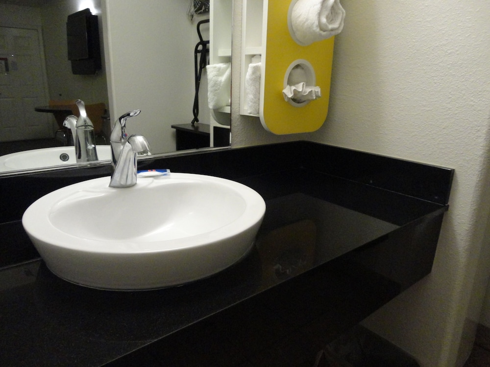 Signature Room, 1 King Bed, Non Smoking - Photo 7