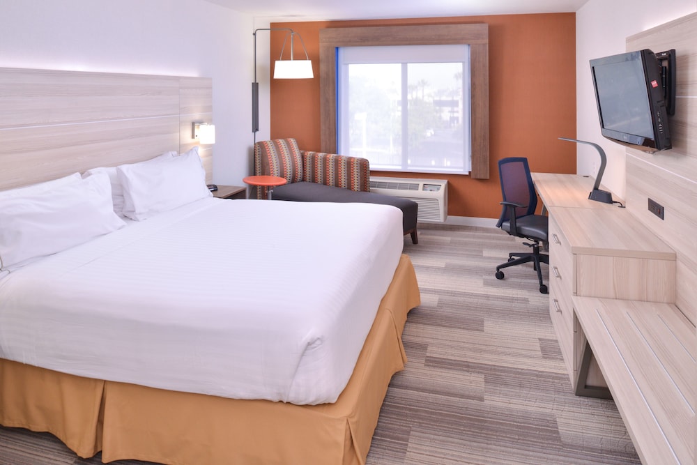 Room, 1 King Bed, Accessible (Roll-In Shower) - Photo 4