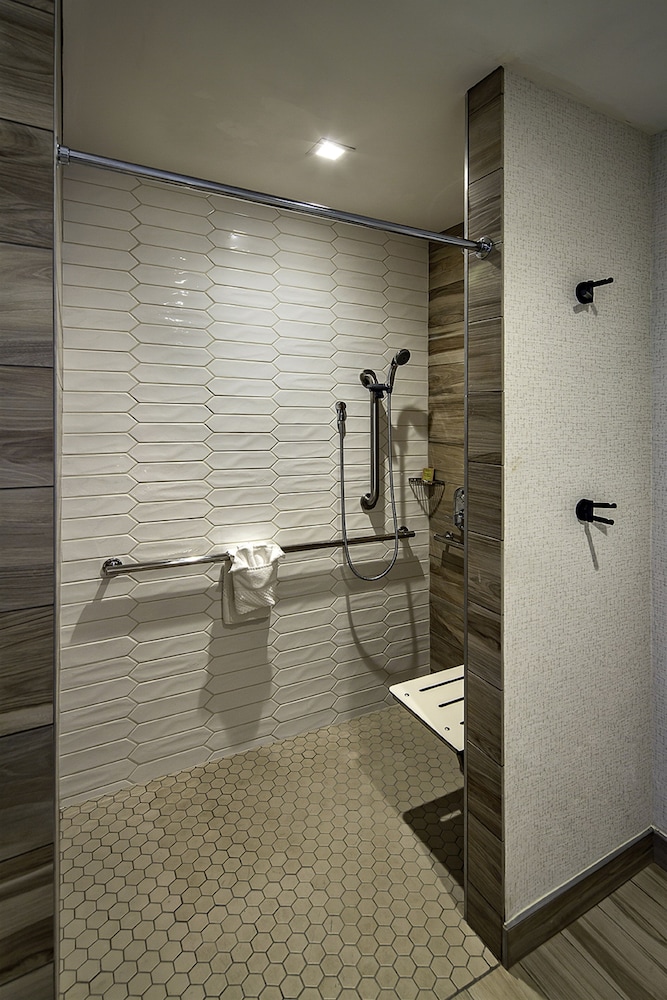 1 King Bed, Non Smoking, High Floor, Accessible - Photo 6
