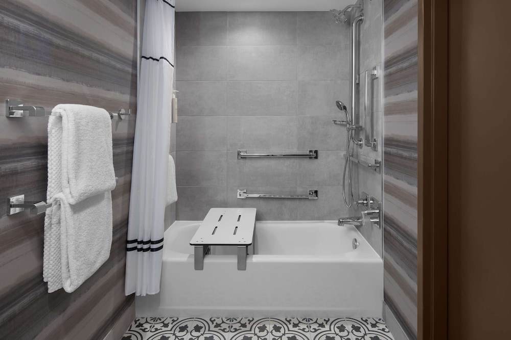 Suite, 2 Queen Beds, Accessible, Bathtub - Photo 4