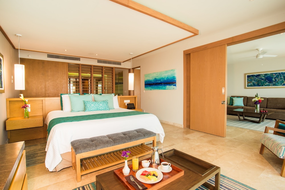 Preferred Club Master Suite Swim Out Ocean View - King Bed