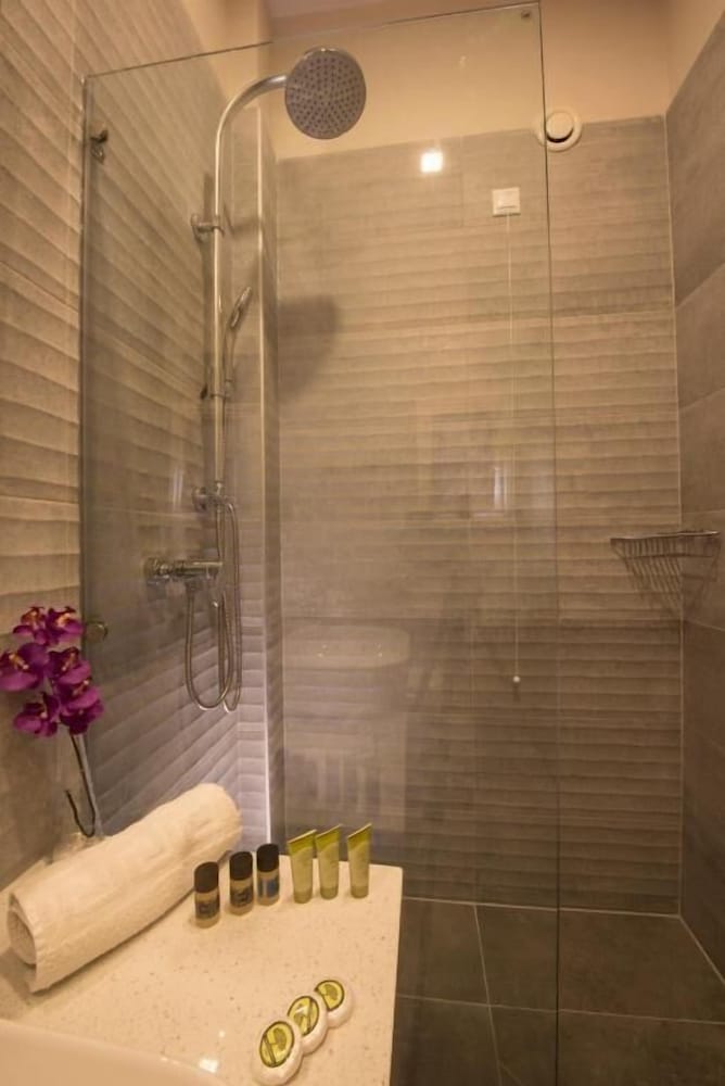 Standard Quadruple Room - Photo 12