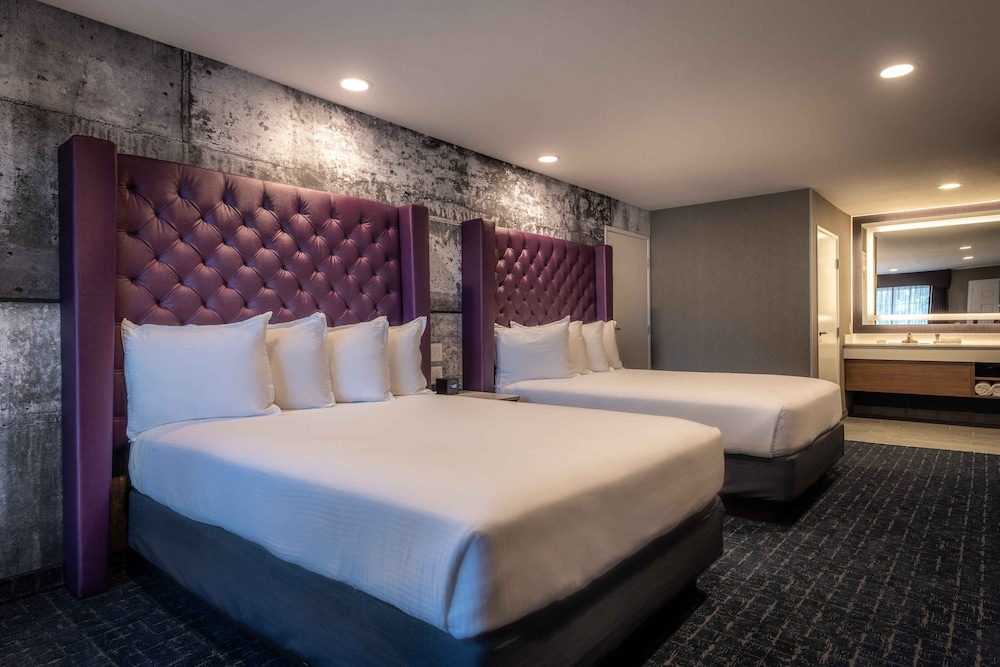 Standard Room, 2 Queen Beds - Photo 5