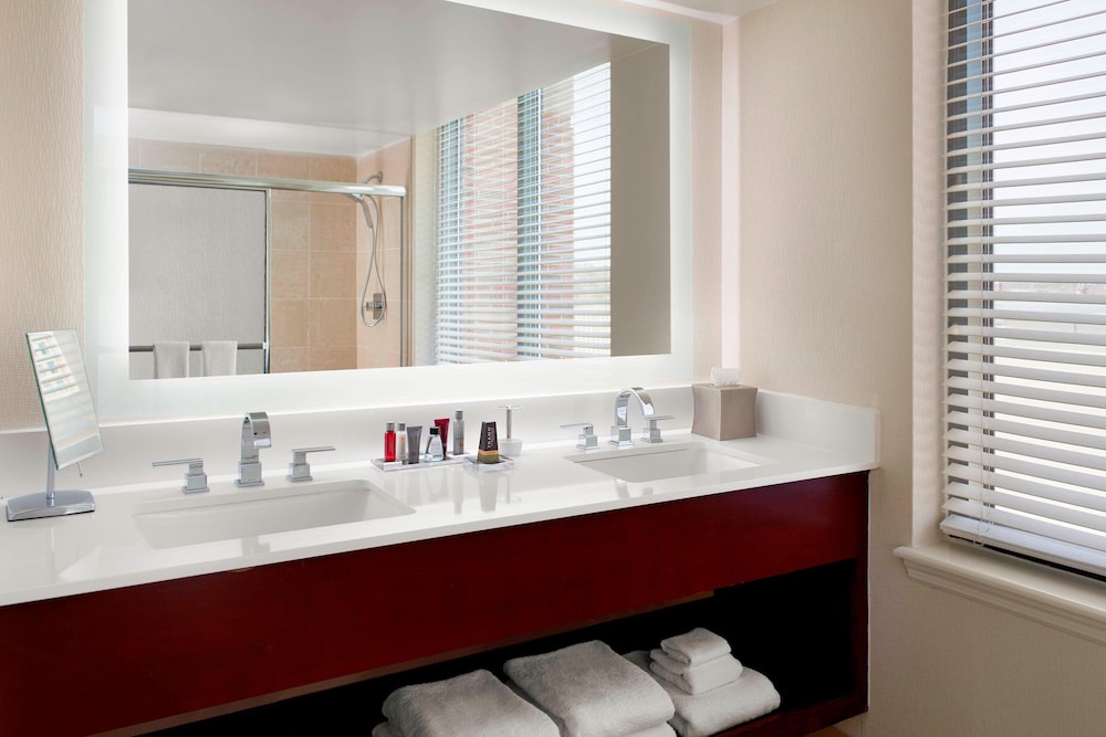 Suite, 1 King Bed, Tower - Photo 2