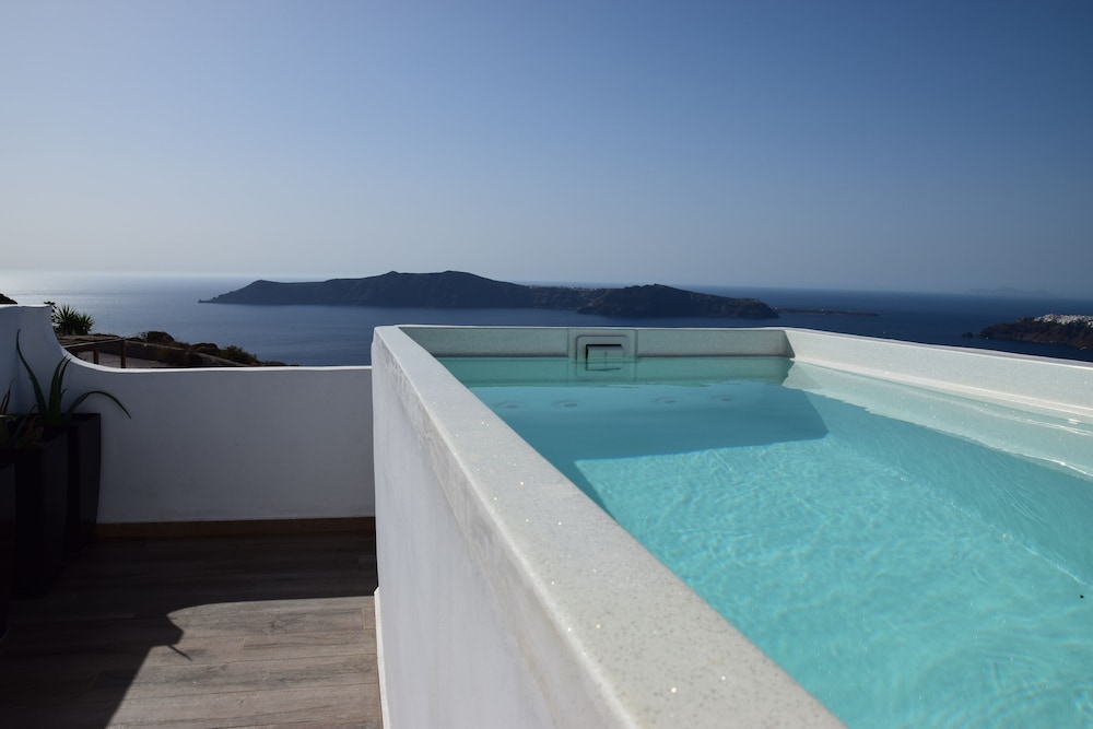 Loft Suite with Plunge Pool & Caldera View - Photo 10