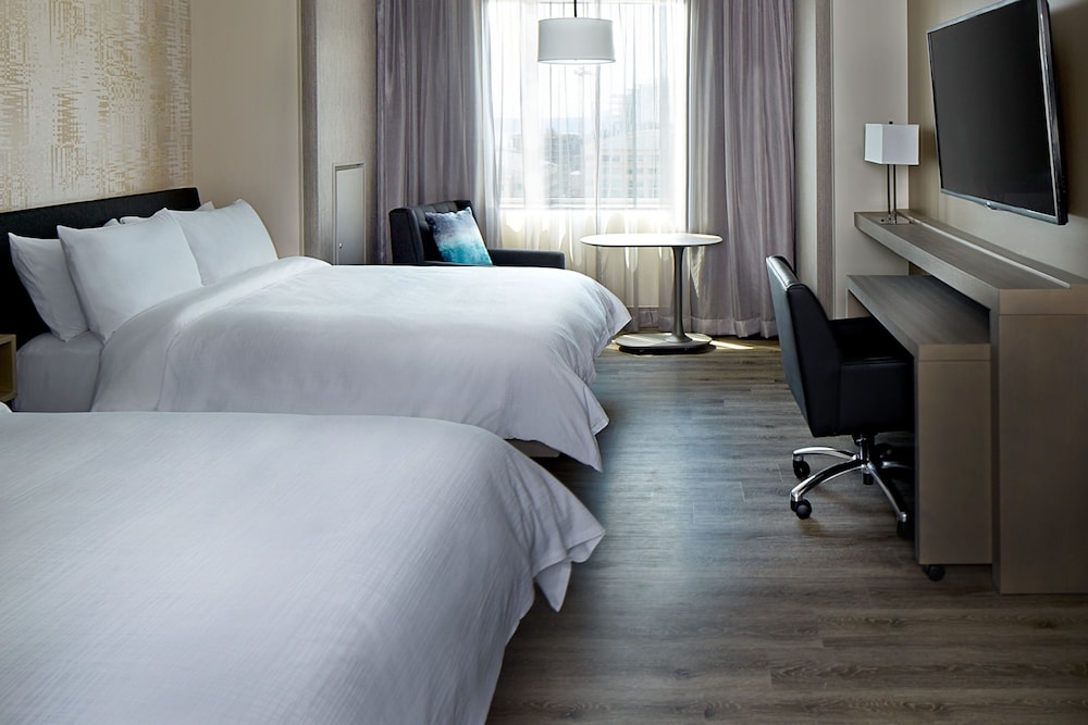 Executive Room, 2 Queen Beds (Mobility/Hearing Access, Roll-in Shwr) photo 2