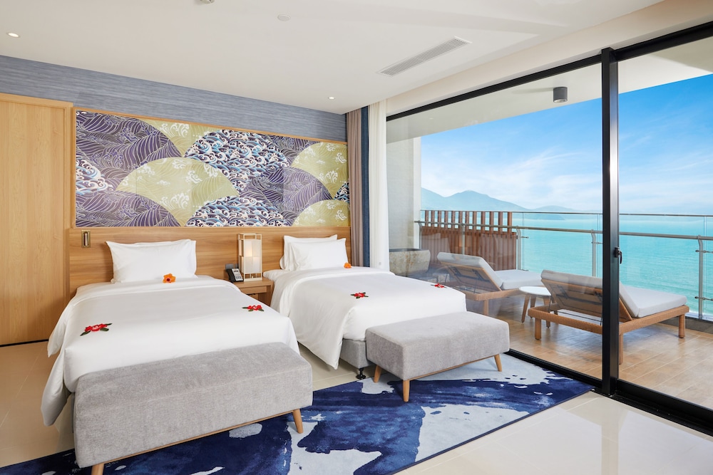 Ambassador Suite Panoramic Ocean View photo 2