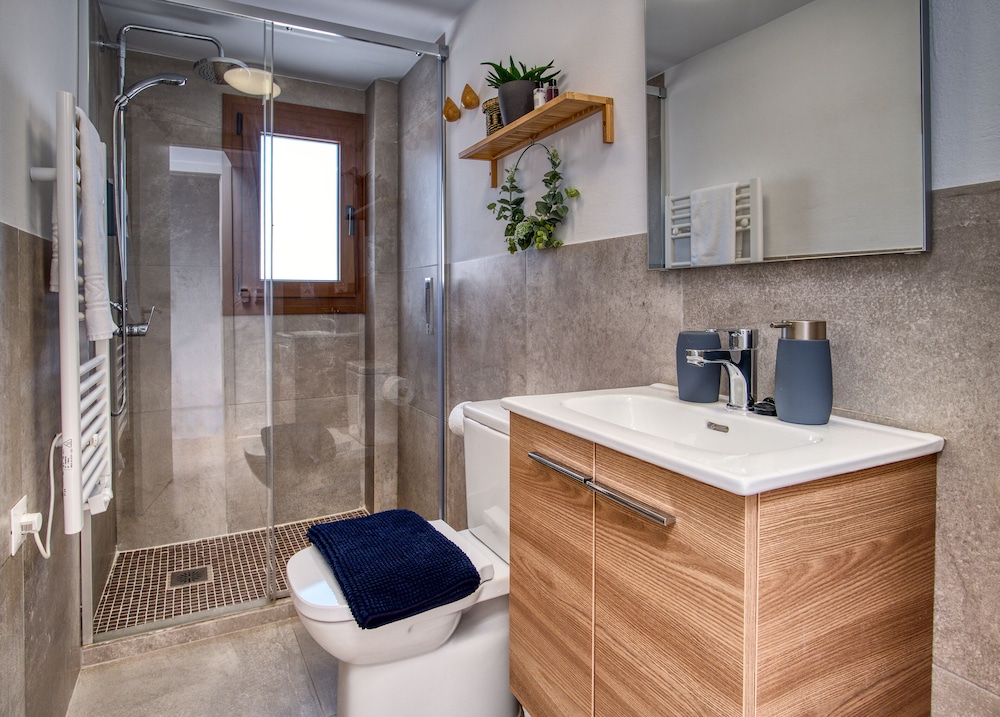 Deluxe Suite, Ensuite (Deluxe Suite) - Photo 8