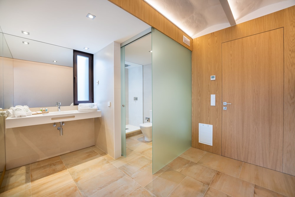 Deluxe Double or Twin Room - Photo 6
