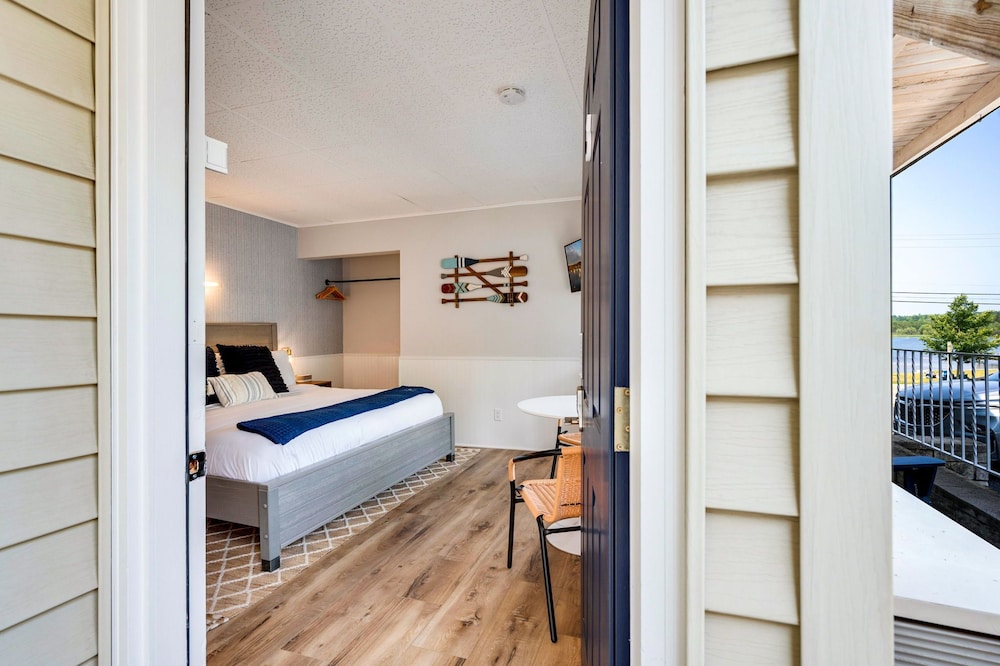 Standard Room, Partial Lake View photo 2