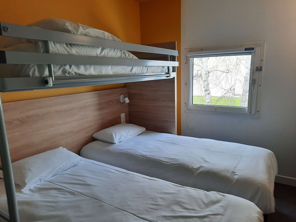 Standard Room, 3 Twin Beds - Photo 18
