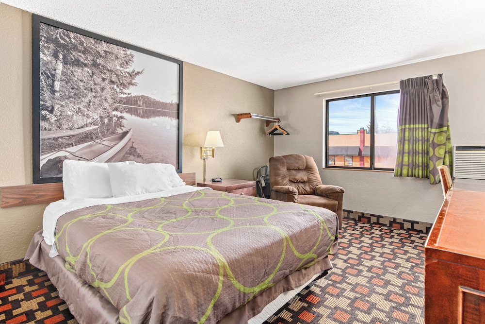 Deluxe Room, 1 Queen Bed, Non Smoking photo 2