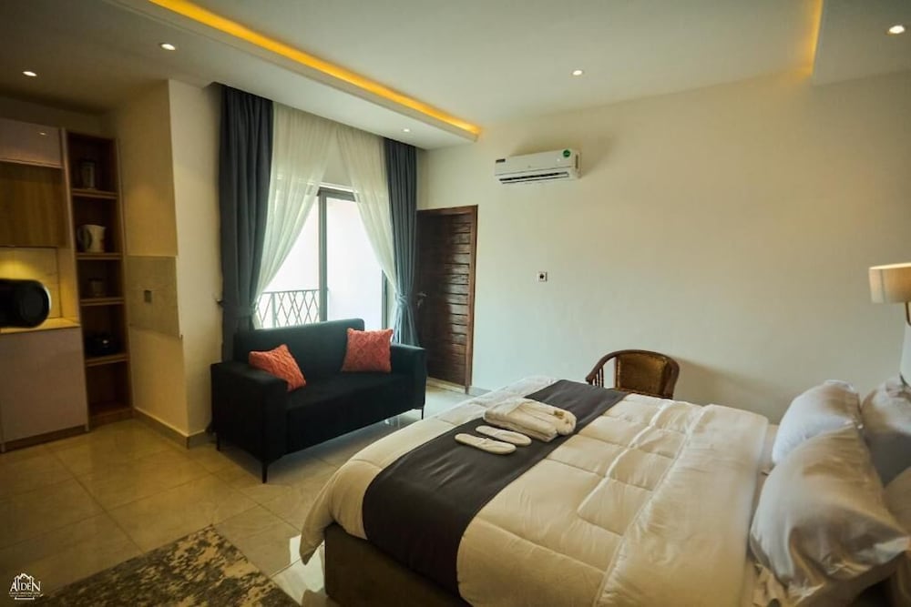 Luxury Studio Suite, 1 Queen Bed, Kitchenette, City View