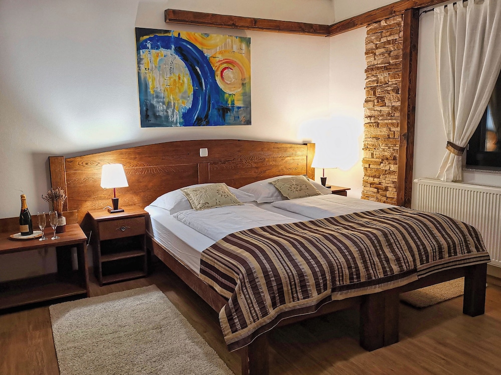 Deluxe Room, 1 King Bed, Garden View photo 3