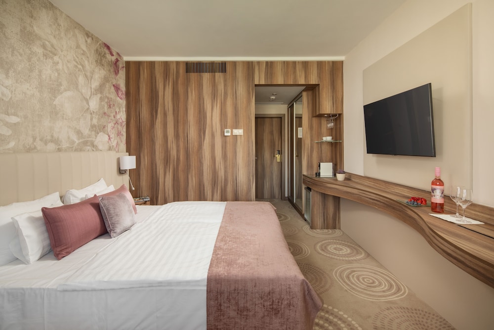 Deluxe Double Room, Balcony thumbnail 6