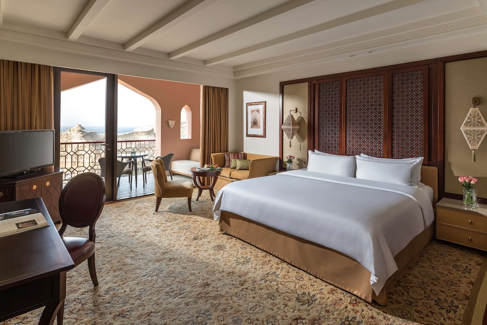 Deluxe Room, 1 King Bed, Sea View photo 3