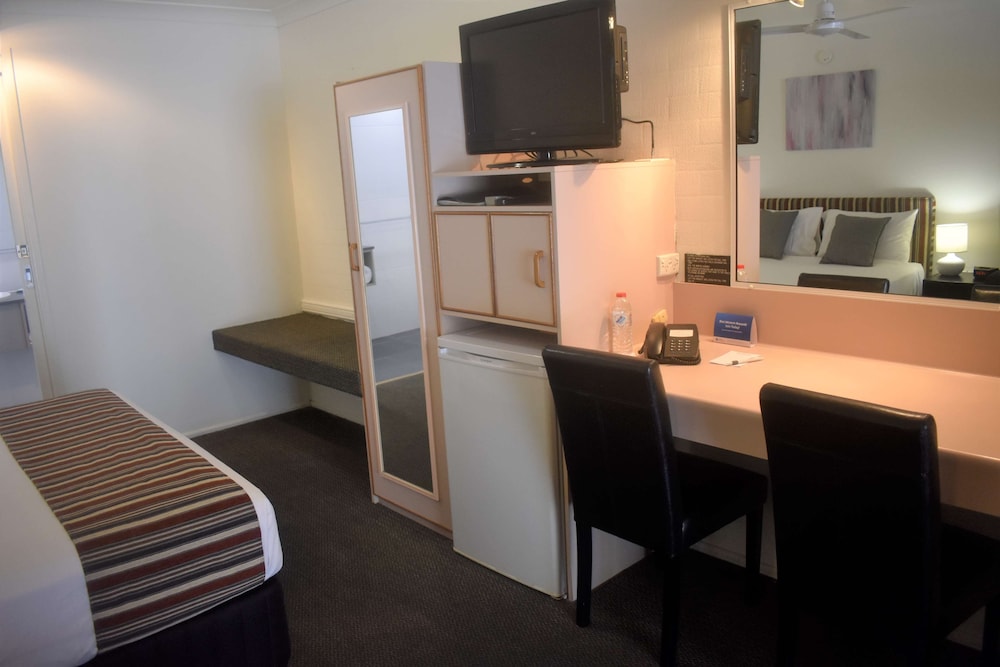 Standard Room, Multiple Beds, Non Smoking - Photo 9