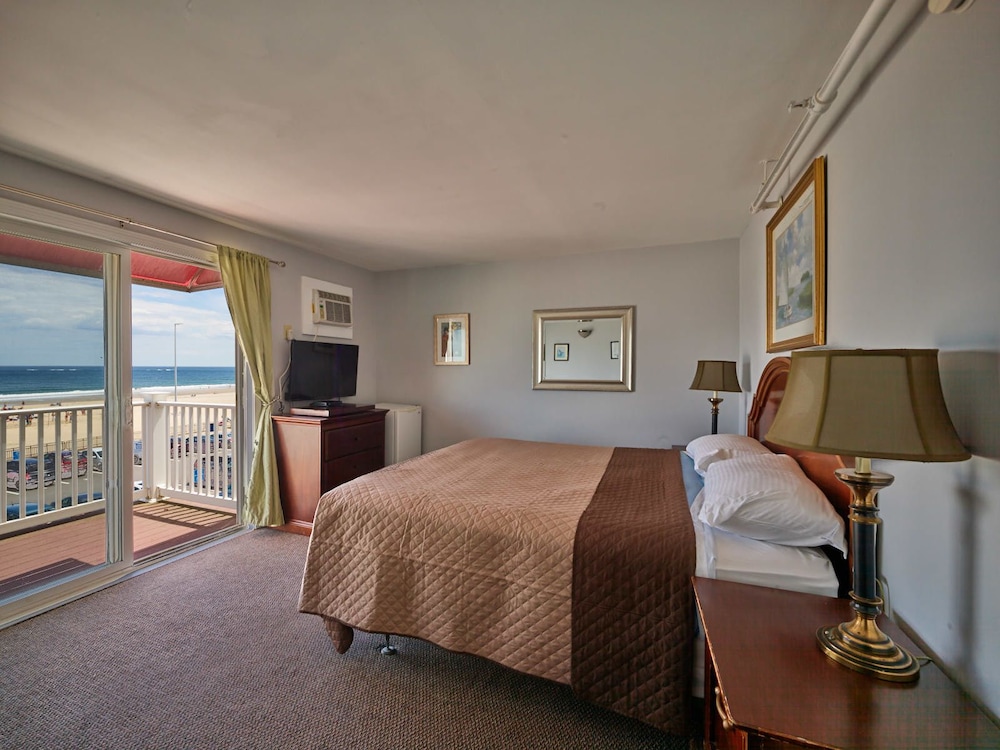 Standard Room, 1 King Bed, Balcony, Ocean View photo 1