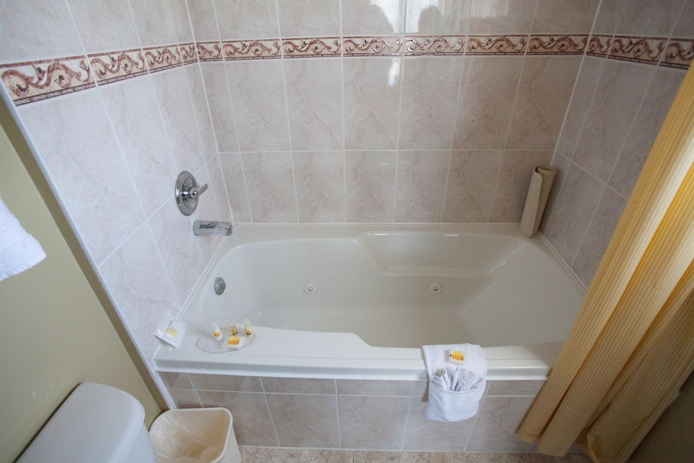 Suite, 1 King Bed thumbnail 6