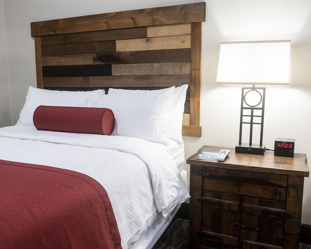 Deluxe Suite, Multiple Beds, Patio - Photo 2