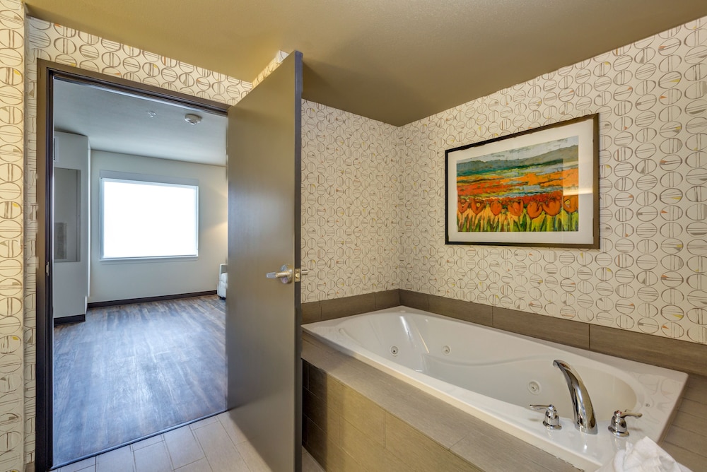 Suite, 1 King Bed, Jetted Tub photo 1