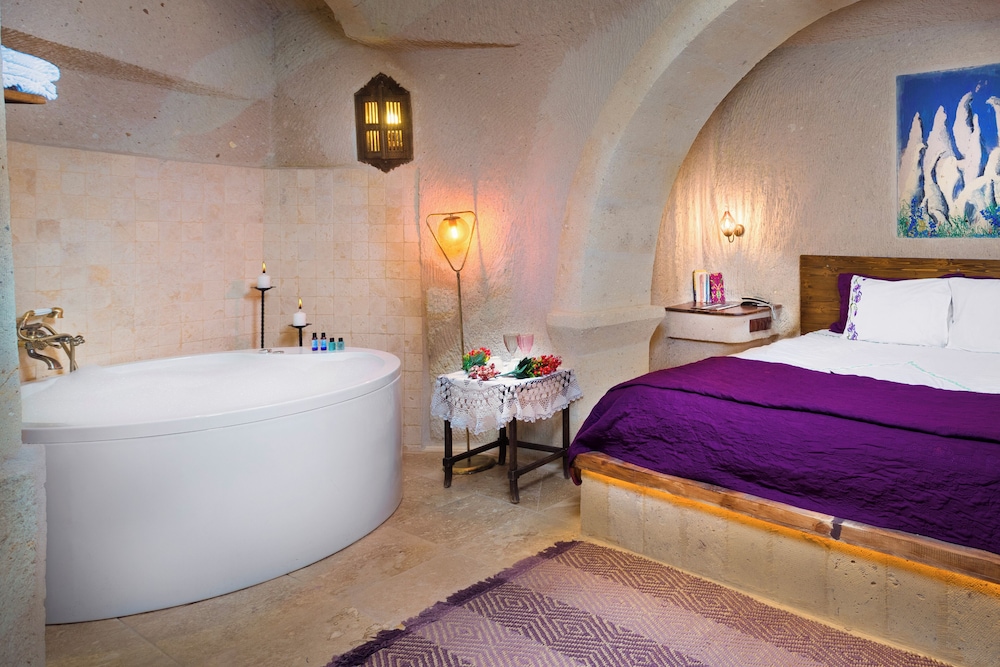 Magenta Honeymoon Suite photo 1