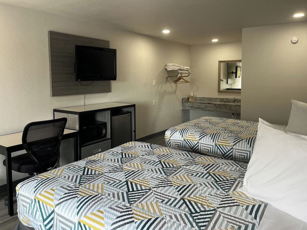 Deluxe Room, 2 Queen Beds, Non Smoking, Refrigerator & Microwave photo 1