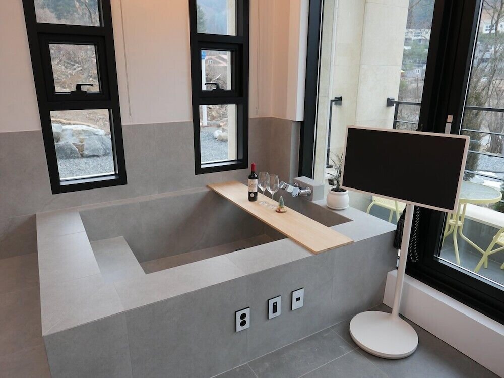 Room (103) photo 2